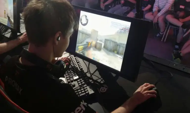 Mikä on sopiva FPS pelaamiseen? (parannuskeinot + overlay)